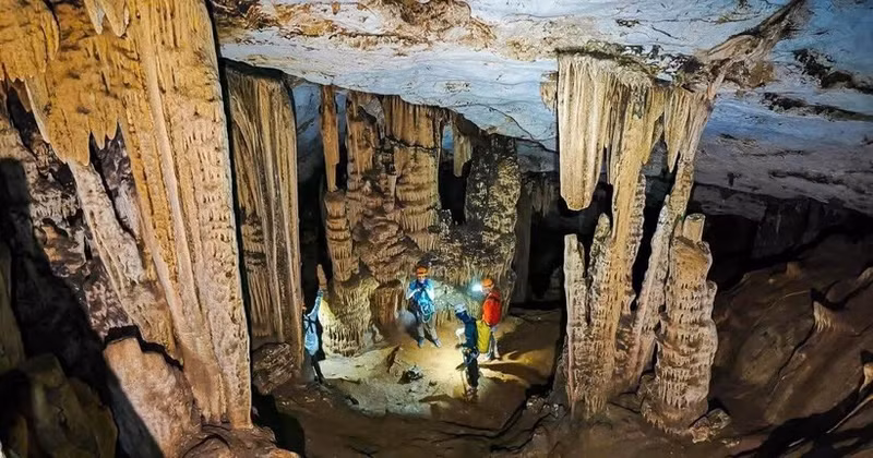 Visitors explore caves in the Lang Son UNESCO Global Geopark area. (Photo: VIETNAM EXPEDITIONS)