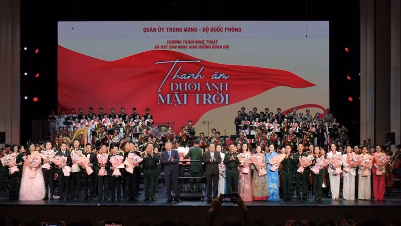 Party General Secretary and State President To Lam, National Assembly President Tran Thanh Man, and other Party and State leaders present flowers to artists participating in the “Thanh am duoi anh mat troi” (Sounds Under the Sunlight) programme. (Photo: MSO)