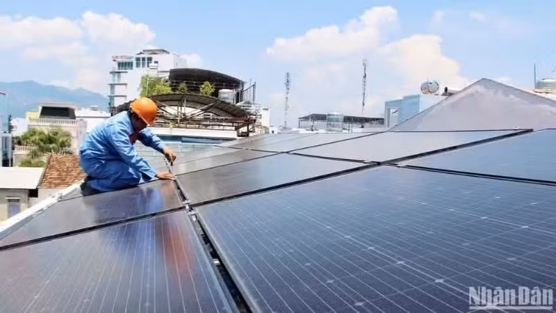 Clean energy projects require large and long-term capital. (Photo: nhandan.vn)