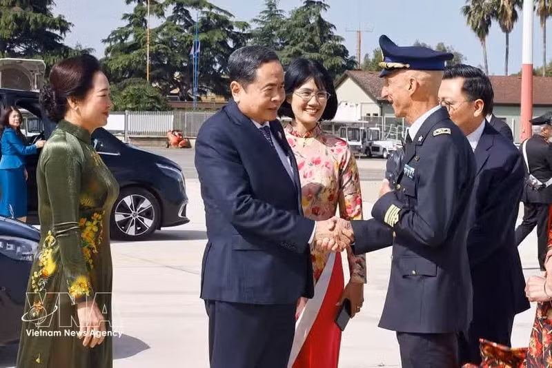 NA Chairman Tran Thanh Man and his spouse bid farewell to Italian officials at Rome Ciampino Airport on the morning of April 15. (Photo: VNA)