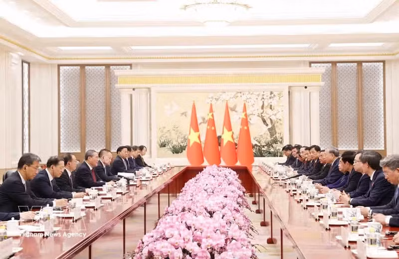 At the meeting between General Secretary of the Communist Party of Viet Nam (CPV) Central Committee and State President To Lam and Chinese Premier Li Qiang in Beijing on April 15. (Photo: VNA)