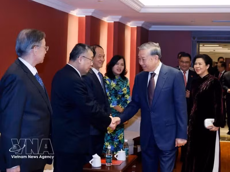 General Secretary of the Communist Party of Viet Nam Central Committee and State President To Lam and his spouse Ngo Phuong Ly meet with relatives of Chinese generals, experts and others who had supported Viet Nam-China friendship in Beijing on April 15. (Photo: VNA)