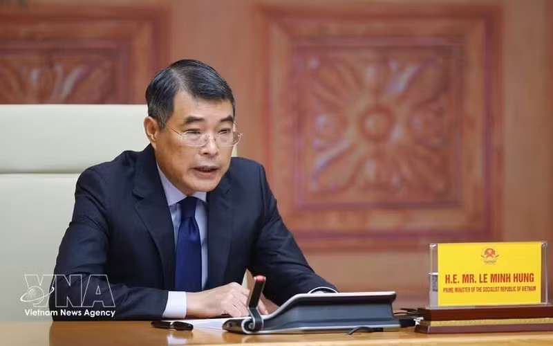 Prime Minister Le Minh Hung addresses the expanded online summit of the Asia Zero Emission Community (AZEC) on energy security on April 15. (Photo: VNA)