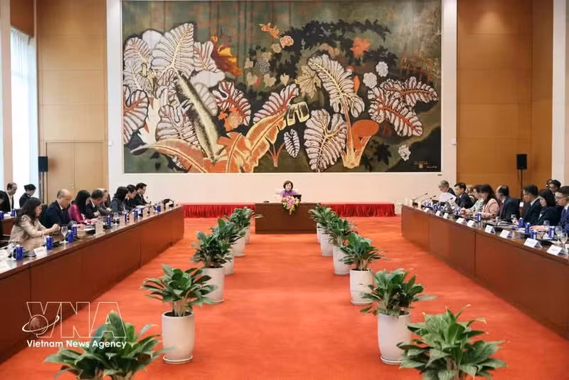 Vice Chairwoman of the National Assembly (NA) Nguyen Thi Hong meets with the delegation from the US-ASEAN Business Council on April 15 in Ha Noi. (Photo: VNA)