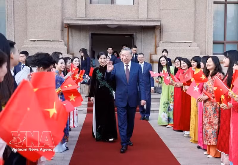 General Secretary and President To Lam and his spouse meet with staff of the Vietnamese embassy and representatives of the Vietnamese community in China on April 14. (Photo: VNA)