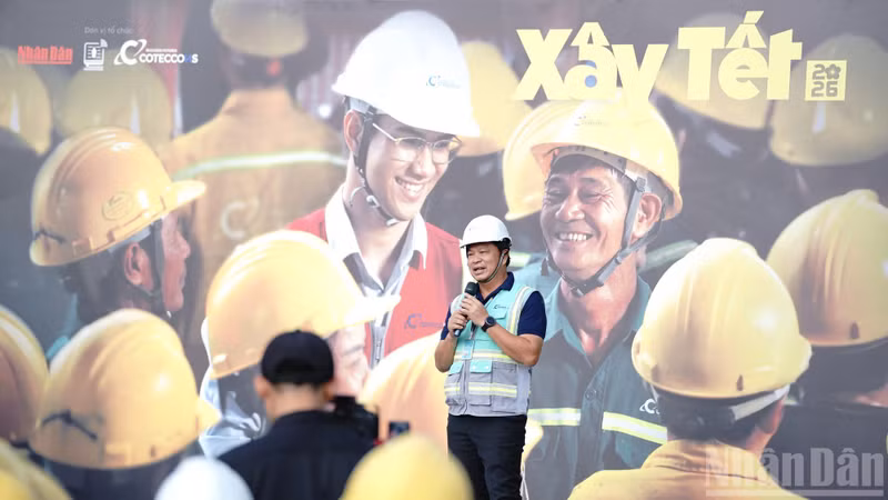 Vo Hoang Lam, Deputy General Director of Coteccons Business, speaks at the programme.