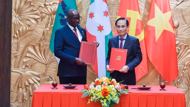 Politburo member, Minister of Foreign Affairs Le Hoai Trung (R) and Secretary General of Burundi’s National Council for the Defence of Democracy–Forces for the Defence of Democracy (CNDD-FDD) Révérien Ndikuriyo exchange the memorandum of understanding on cooperation between the two Parties. (Photo: Vietnamese Ministry of Foreign Affairs)
