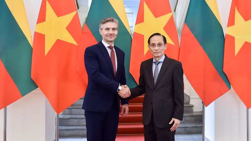 Vietnamese Minister of Foreign Affairs Le Hoai Trung (R) and Lithuanian Minister of Foreign Affairs Kestutis Budrys. (Photo: Courtesy of Vietnamese Ministry of Foreign Affairs)
