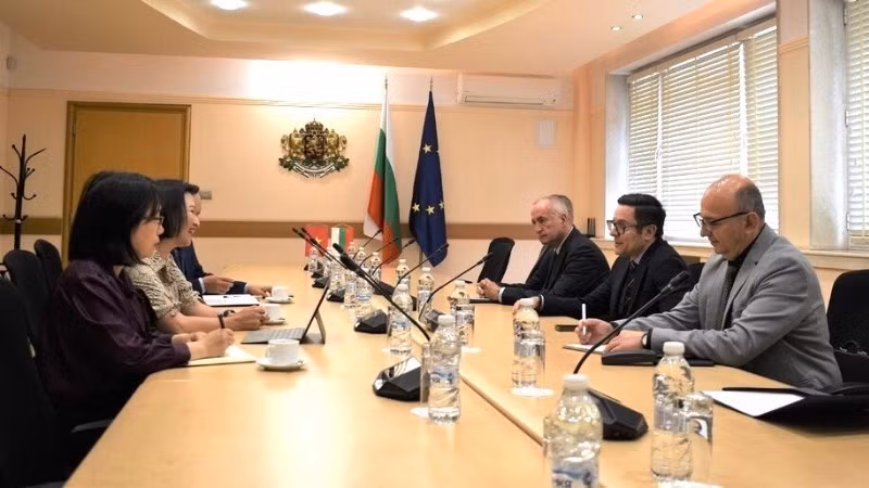 Vietnamese Ambassador to Bulgaria Nguyen Thi Minh Nguyet meets with Bulgarian Deputy Prime Minister and Minister of Economy, Investment and Industry Aleksandar Pulev. (Photo: Embassy of Viet Nam in Bulgaria)