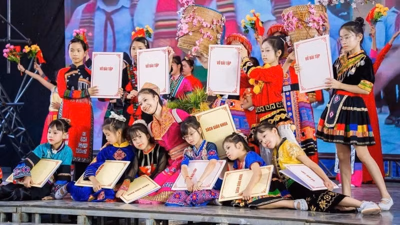 A performance by teachers and students of Muong Khuong Ethnic Boarding Primary and Lower Secondary School in Lao Cai Province at the opening ceremony of the 2026-2027 academic year.