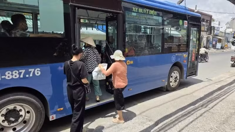 From July 1, Ho Chi Minh City will introduce free bus travel for residents on 135 bus routes. (Photo: VO LE)