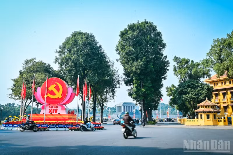 Ha Noi is splendidly decorated to welcome this particularly important political event of the country. (Photo: BAO LONG)