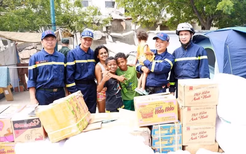 The Vietnamese rescue team delivers food and essential supplies to earthquake victims in Venezuela. (Photo: Published by VNA)