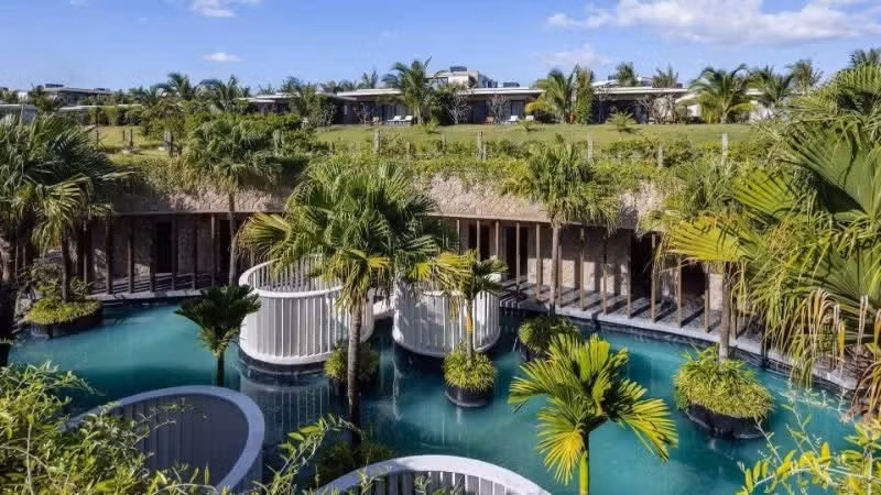 Hidden Spa–Water Hope develops from the idea of creating a space in harmony with nature, drawing on the distinctive terrain and materials of the coastal area of Cam Ranh. (Photo: T.C)