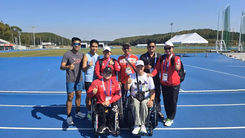 Viet Nam’s para-athletics team during a training session on October 17. (Photo: VP)