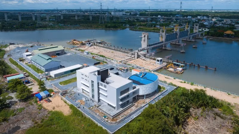 A tidal sluice gate at Muong Chuoi — part of the Ho Chi Minh City tidal flood control project. (Photo: VO LE)