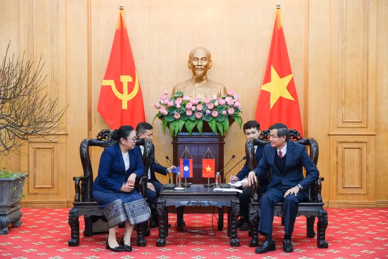 Doan Minh Huan, Politburo member and Director of the Ho Chi Minh National Academy of Politics, receives Khamphao Ernthavanh, Lao Ambassador to Viet Nam. (Photo: THE DAI)