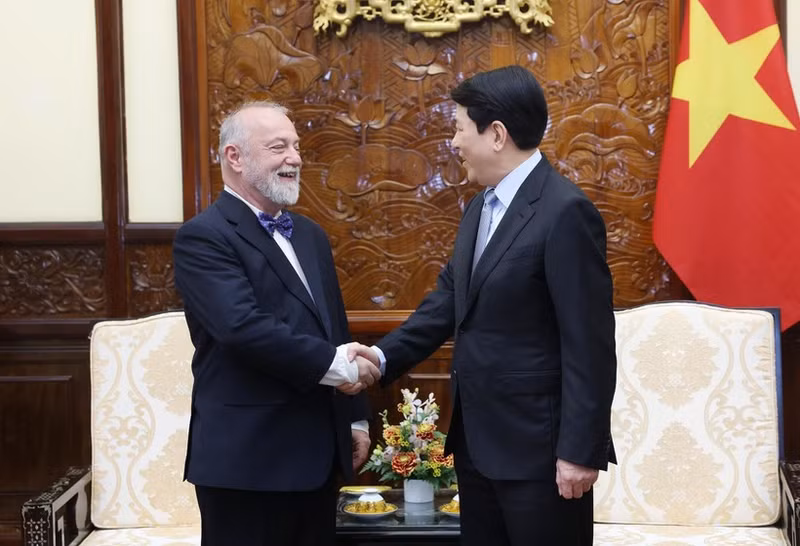 State President Luong Cuong (R) meets with Czech Ambassador to Viet Nam Hynek Kmonicek on February 3. (Photo: VNA)