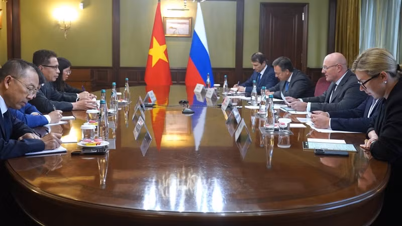 Vietnamese Ambassador Dang Minh Khoi meets with Russian Deputy Prime Minister Dmitry Chernyshenko. (Photo: THANH THE)