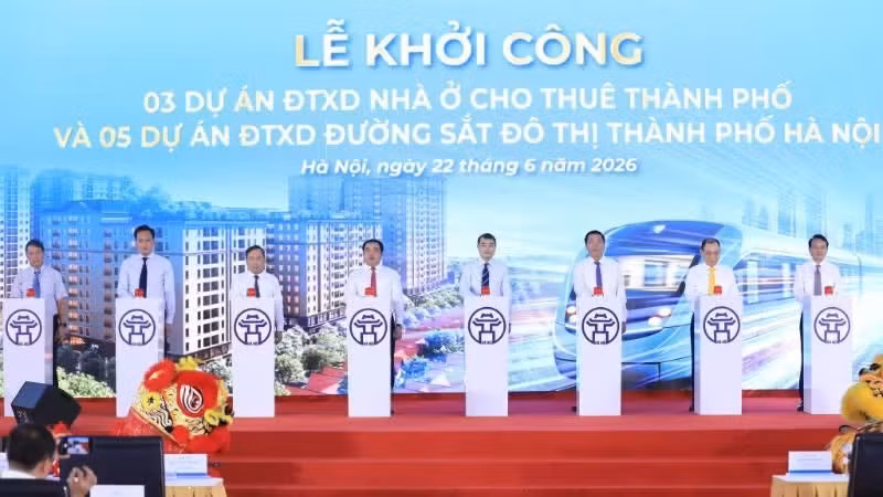 Prime Minister Le Minh Hung and leaders of Ha Noi launch the construction of five urban railway projects and three rental housing projects in Ha Noi.