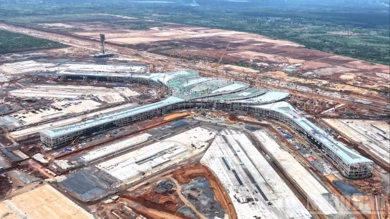 The construction of Long Thanh Airport, situated in Long Thanh Commune, is being fast-tracked, aiming for basic completion of Phase 1 by the end of 2025.