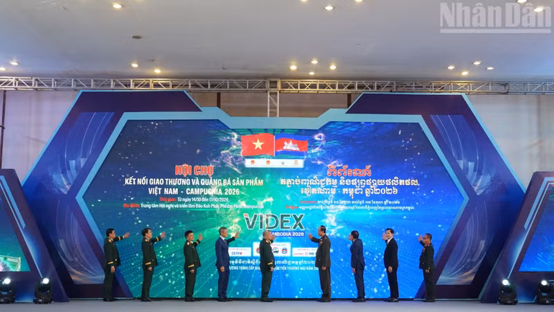 Representatives of the organising committee at the opening ceremony of the fair (Photo: nhandan.vn)