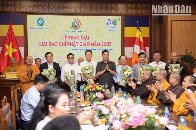 The organising committee presents 36 prizes to authors. 