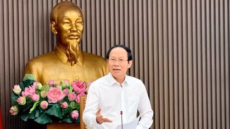 Deputy Prime Minister Le Tien Chau chairs the meeting on the project to develop major universities in the Southeast region to meet advanced Asian standards.