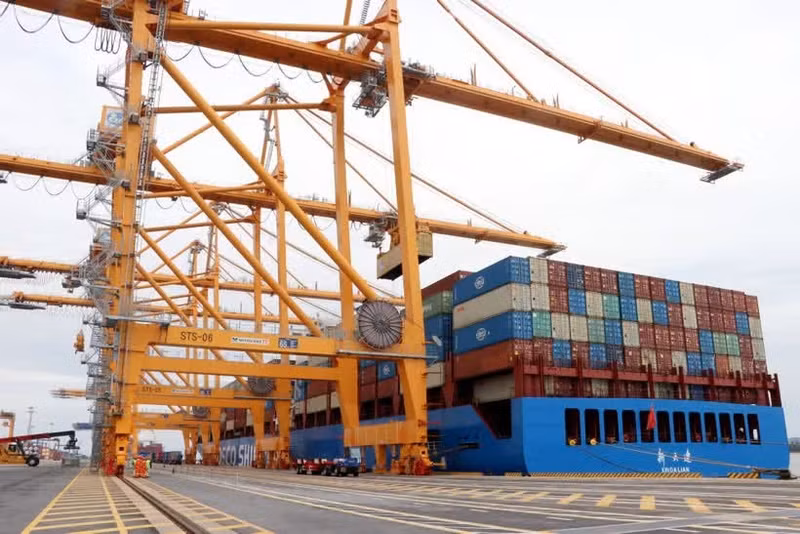 Containers are loaded at TIL Port Hai Phong International Container Terminal. (Photo: VNA)