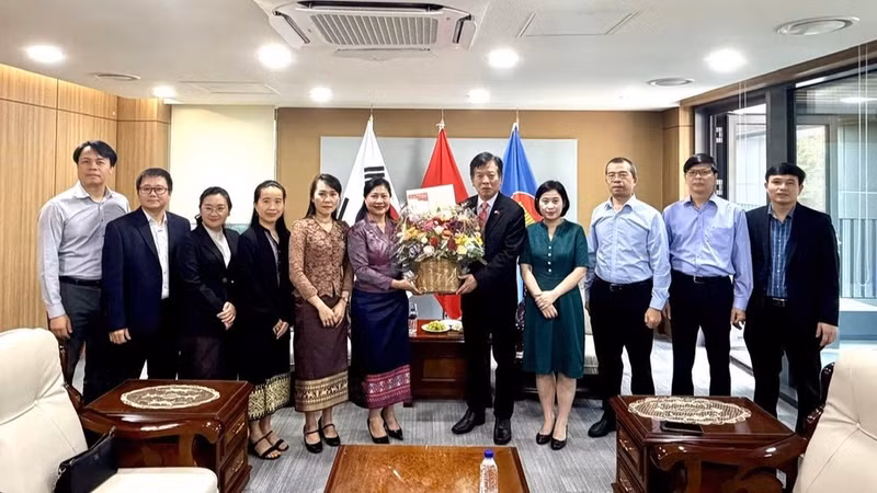 Officials of the Lao Embassy in the RoK present flowers and extend congratulations to the Vietnamese Embassy in the RoK on the occasion of the 81st anniversary of Viet Nam’s National Day. (Photo: Embassy of Viet Nam in the RoK)