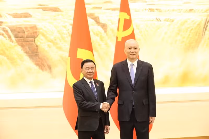 Politburo member and Permanent member of the Communist Party of Viet Nam (CPV) Central Committee’s Secretariat Tran Cam Tu (left) and Cai Qi, Member of the Standing Committee of the Political Bureau of the CPC Central Committee, Secretary of the CPC Central Committee’s Secretariat and Chief of the CPC Central Committee’s Office. (Photo: VNA)