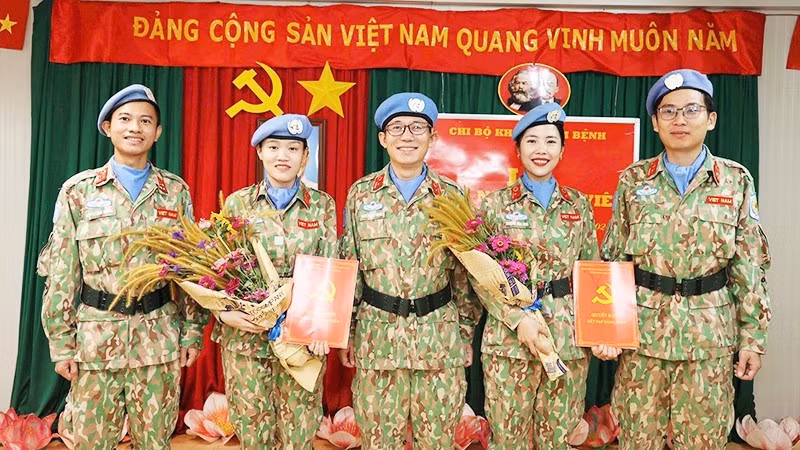 Major Truong Mai Hoa and Captain Dang Thi Thanh Phuong are honoured to join the ranks of the Party.