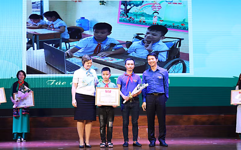 Winners of photo contest on good deeds for children honoured ảnh 1 Winners of photo contest on good deeds for children honoured ảnh 1