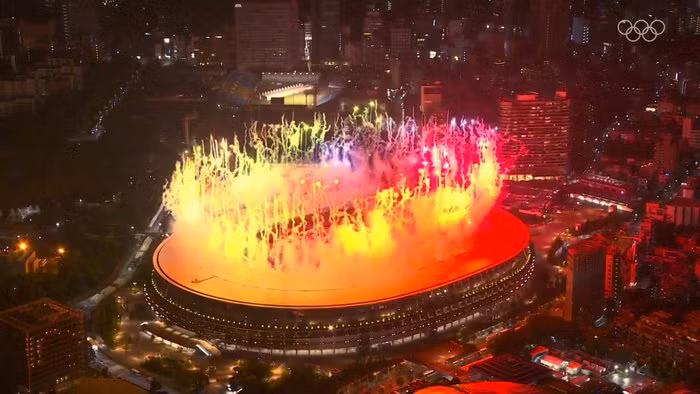 Fireworks illuminate Tokyo as Japan take its Olympic bow ảnh 29
