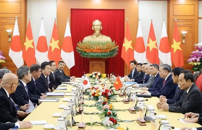 Party chief receives Japanese PM in Hanoi ảnh 1 Party chief receives Japanese PM in Hanoi ảnh 1