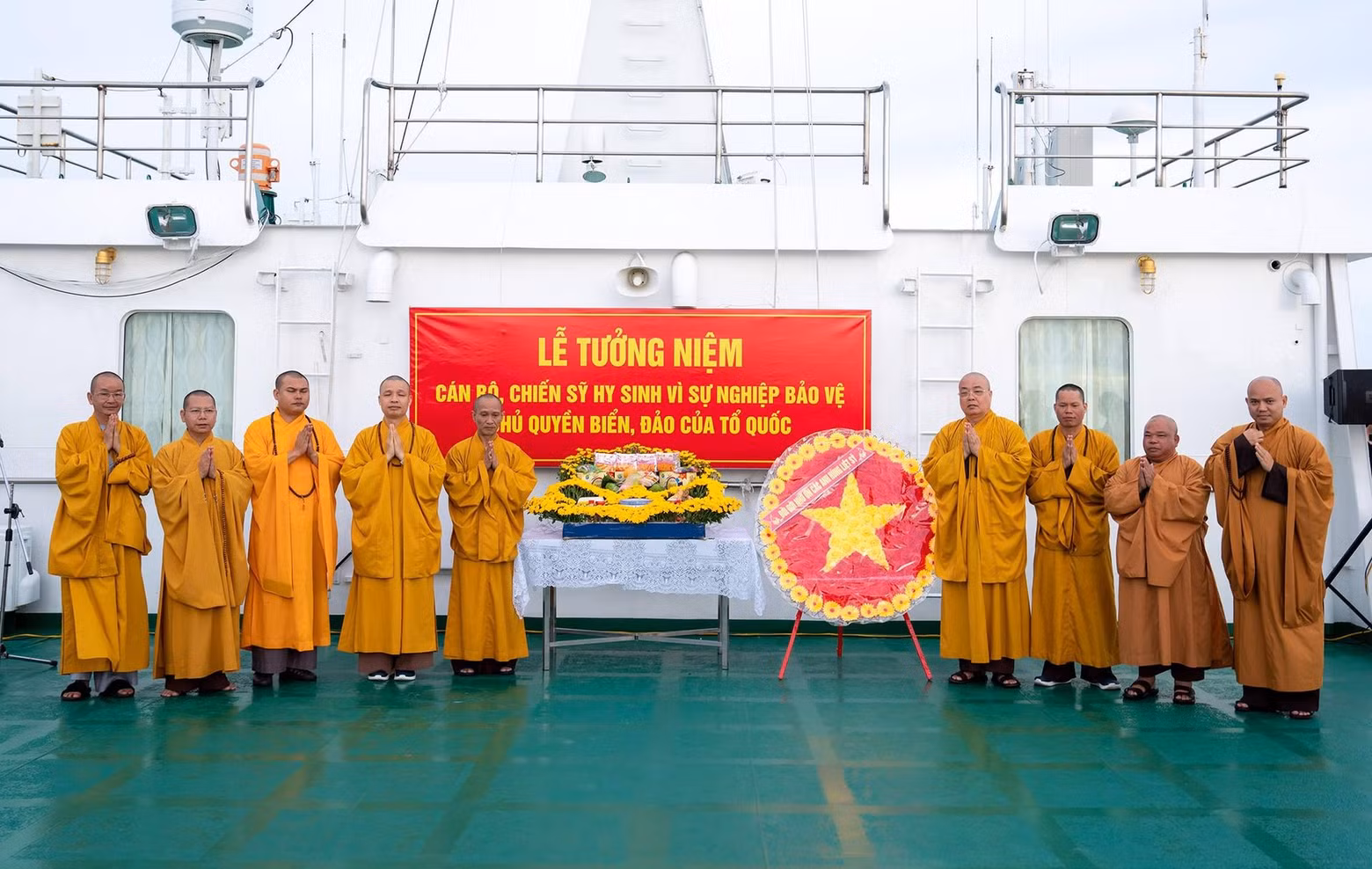 Service held to commemorate heroes who died to protect sea and island sovereignty ảnh 2