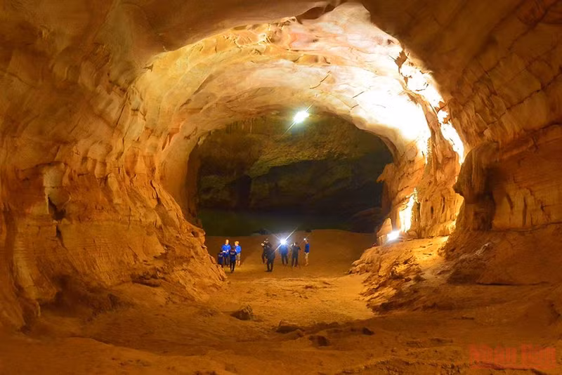 Phong Nha Cave kayak tours at night offer new experience ảnh 3