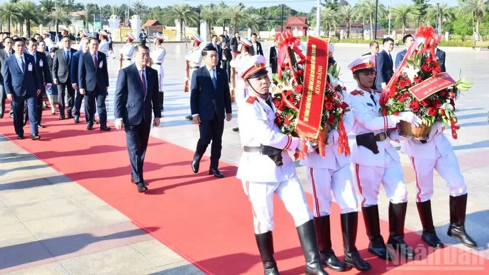 PMs pay tribute to late Vietnamese, Lao leaders in Vientiane