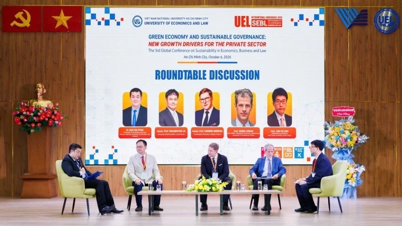 Experts discuss sustainable governance in AI era