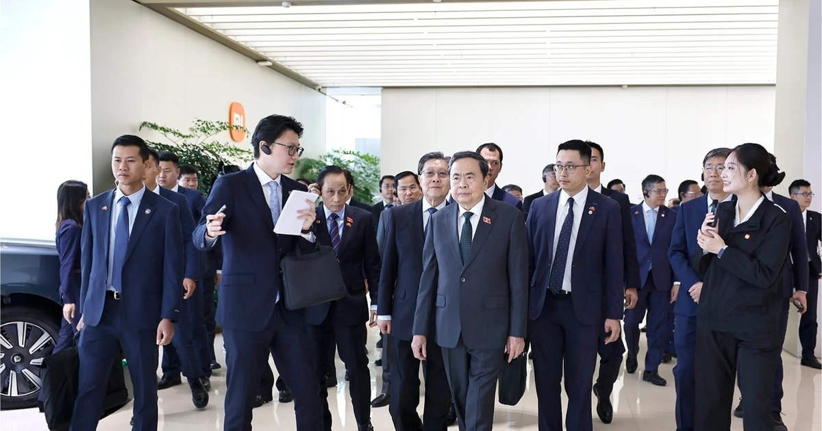 [In Pictures] National Assembly President visits Chinese businesses in ...