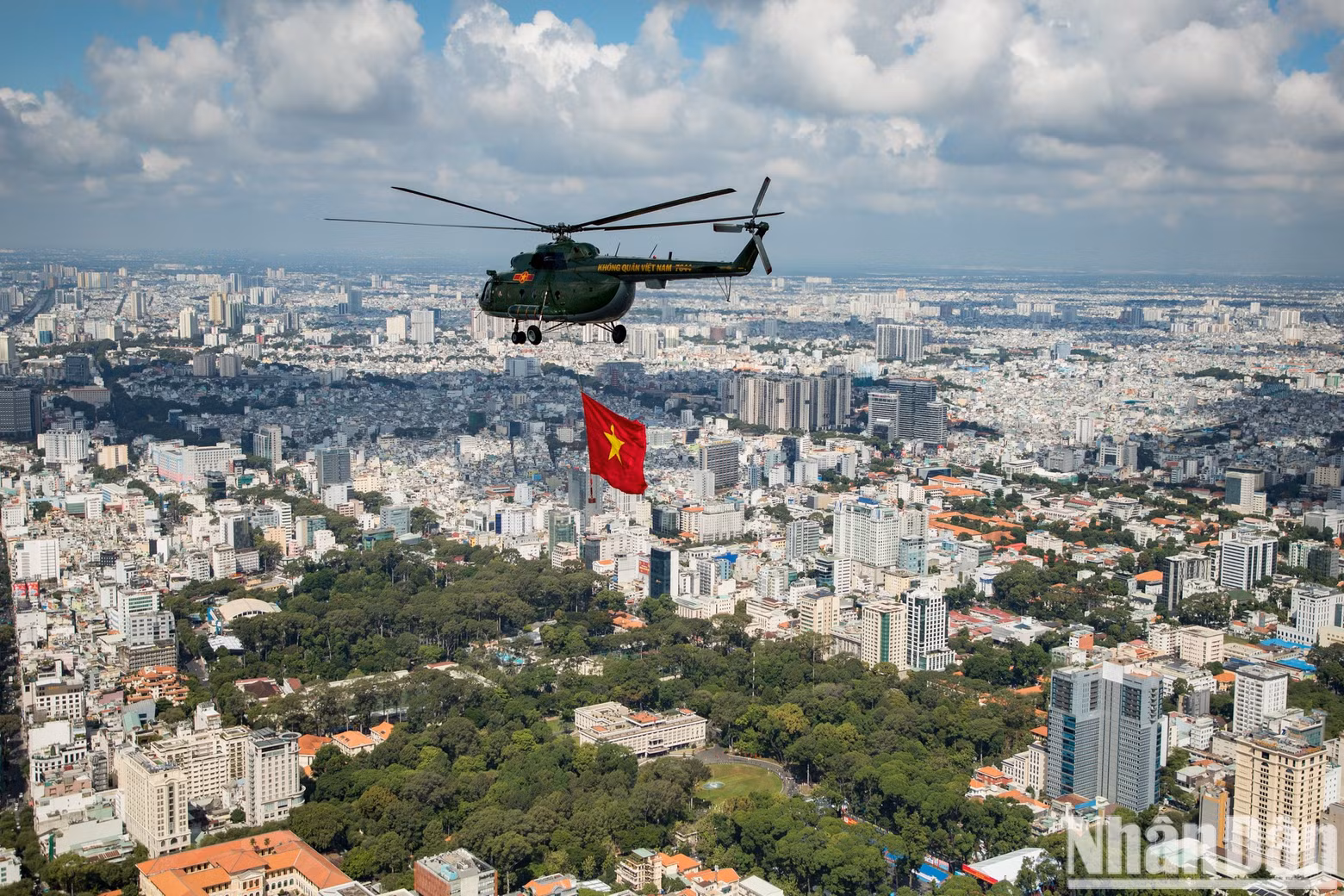 The planned flight route is: Bien Hoa Military Airport - Thu Duc - Saigon Bridge - Independence Palace - Bach Dang Wharf, then departing from central District 1 flying along the Saigon River to Thu Dau Mot City (Binh Duong), before returning to Bien Hoa Military Airport. The planned flight route is: Bien Hoa Military Airport - Thu Duc - Saigon Bridge - Independence Palace - Bach Dang Wharf, then departing from central District 1 flying along the Saigon River to Thu Dau Mot City (Binh Duong), before returning to Bien Hoa Military Airport.