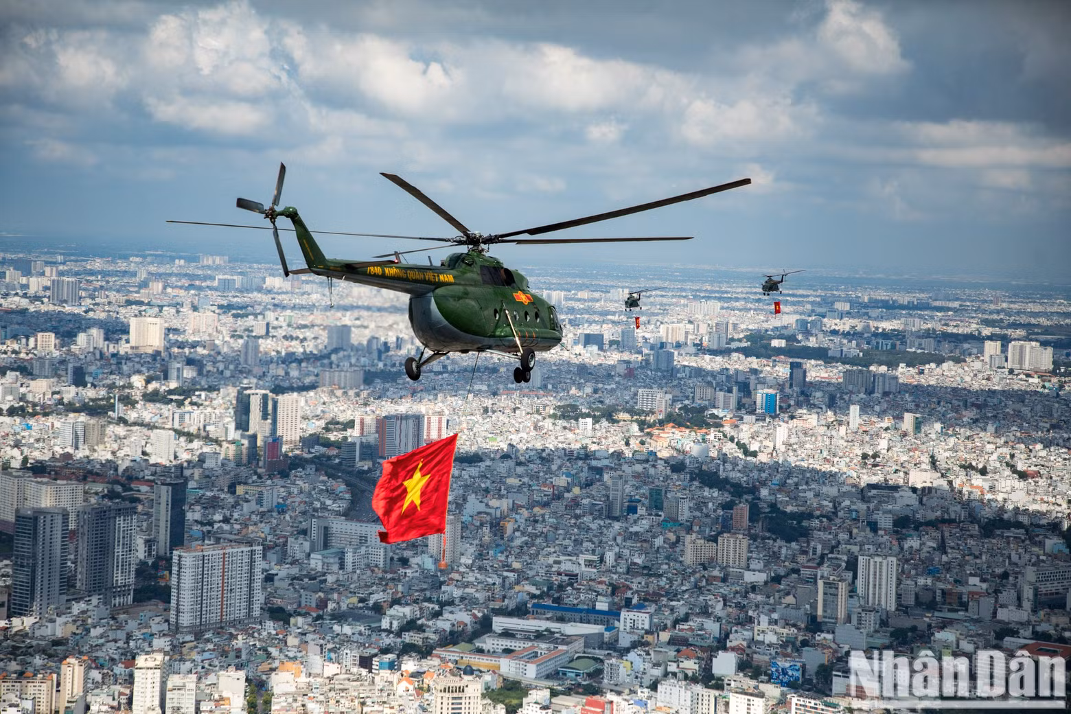 Ten helicopters fly with Party and national flags over Ho Chi Minh City in preparation for the April 30 Grand Ceremony. Ten helicopters fly with Party and national flags over Ho Chi Minh City in preparation for the April 30 Grand Ceremony.