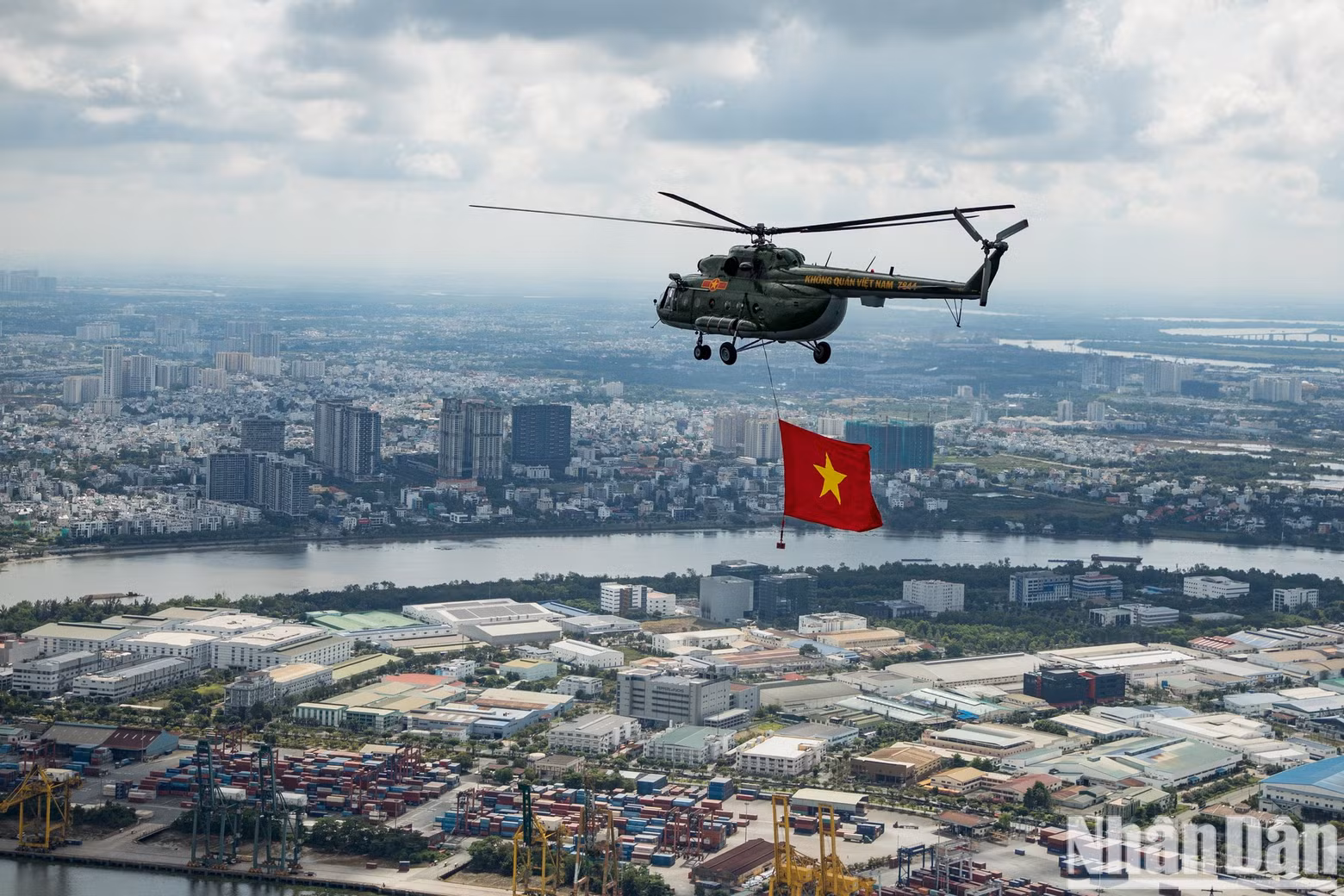 The helicopter carrying the Party flag from Bien Hoa Airport heading towards Ho Chi Minh City. The helicopter carrying the Party flag from Bien Hoa Airport heading towards Ho Chi Minh City.