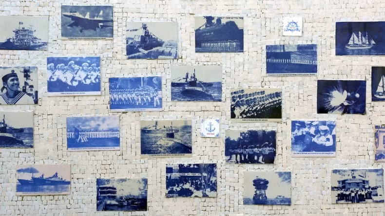 Historical landmarks of national sea and island sovereignty are deeply imprinted on the ceramic background. Historical landmarks of national sea and island sovereignty are deeply imprinted on the ceramic background.