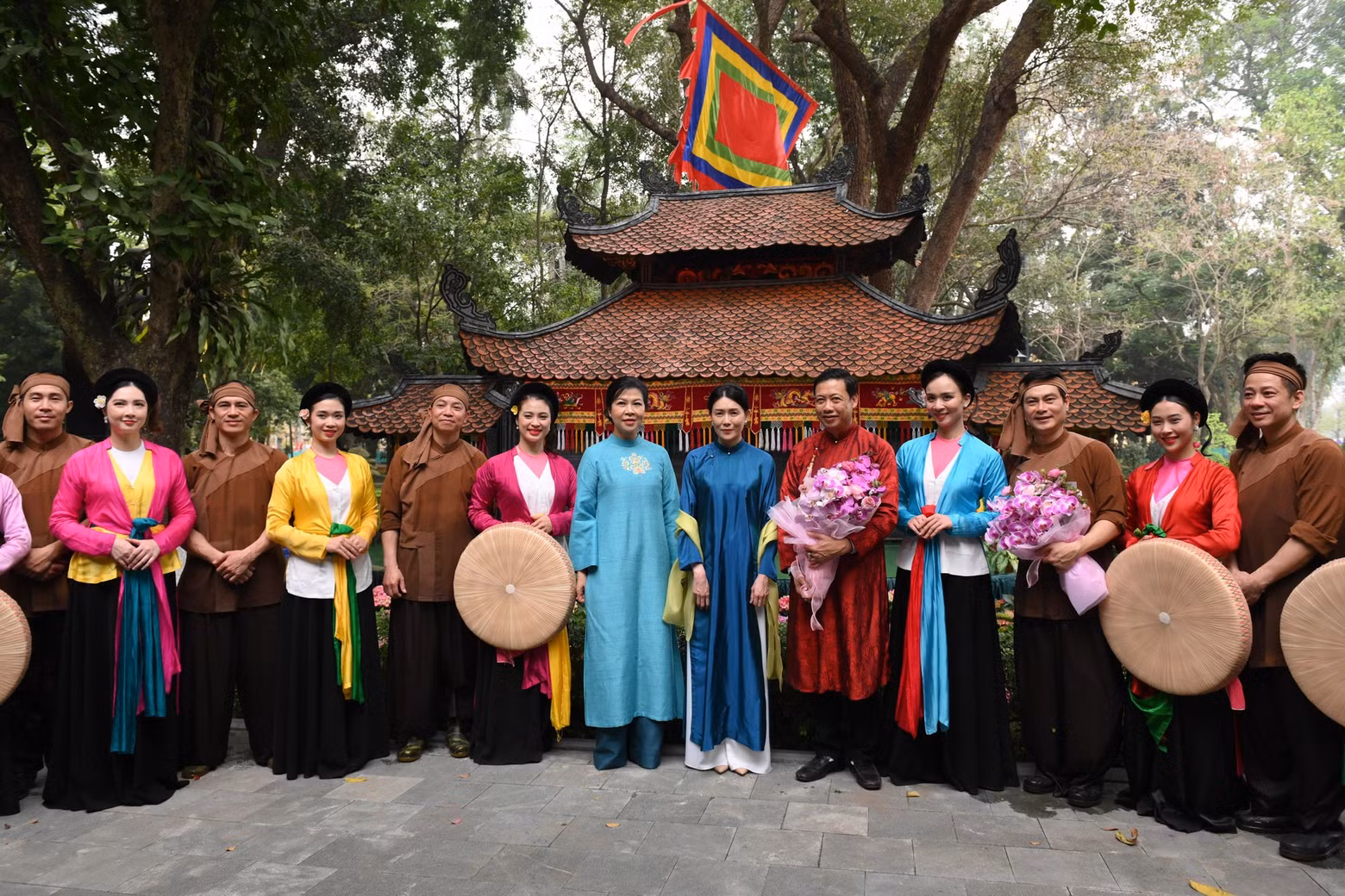 Madam Ngo Phuong Ly and Madam Loo Tze Lui pose for a photo with artists from the Vietnam Water Puppet Theatre. (Photo: VNA)