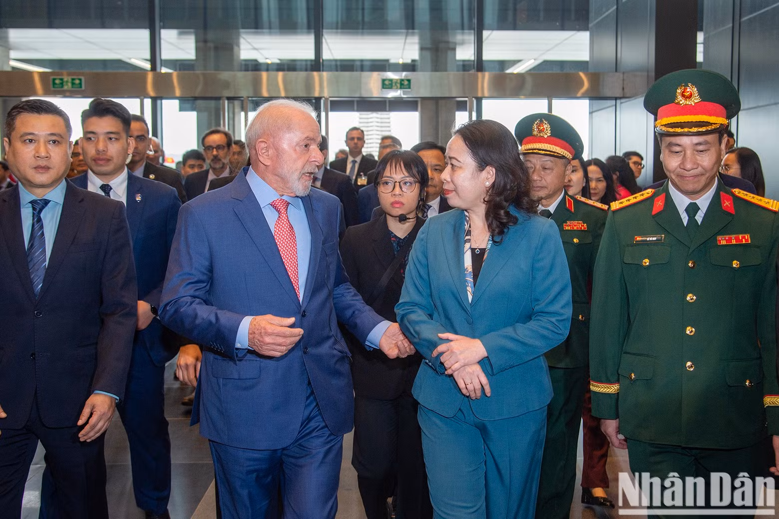 Vice President Vo Thi Anh Xuan and Brazilian President Luiz Inacio Lula da Silva visit the Vietnam Military History Museum.