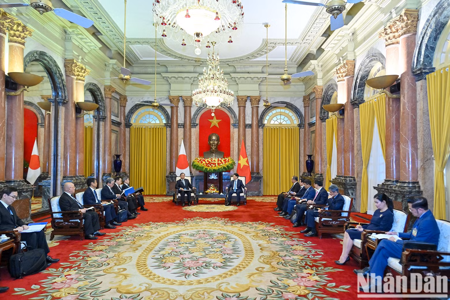 An overview of the reception at the Presidential Palace.
