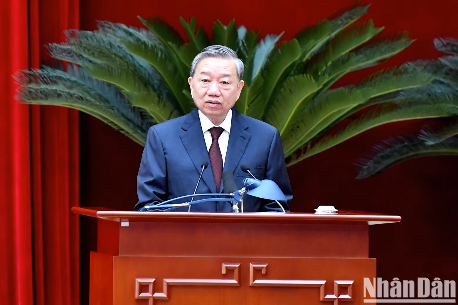 General Secretary To Lam delivers a speech to open the plenum.