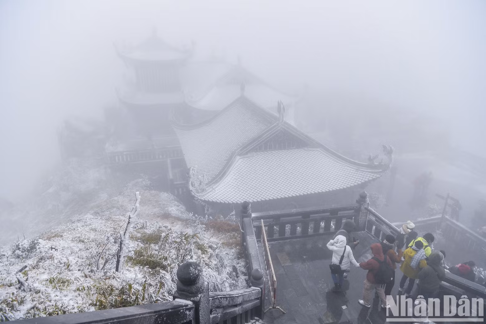 Snowfall is expected to continue in the coming days and create a thick layer on Mount Fansipan.