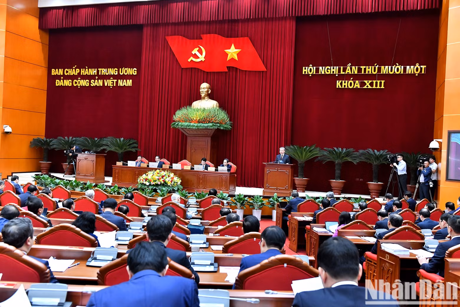 General Secretary To Lam delivers a speech to open the plenum.